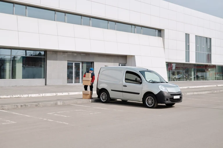 Fahrzeugbeschriftung im Handwerk: Regeln & Pflichten