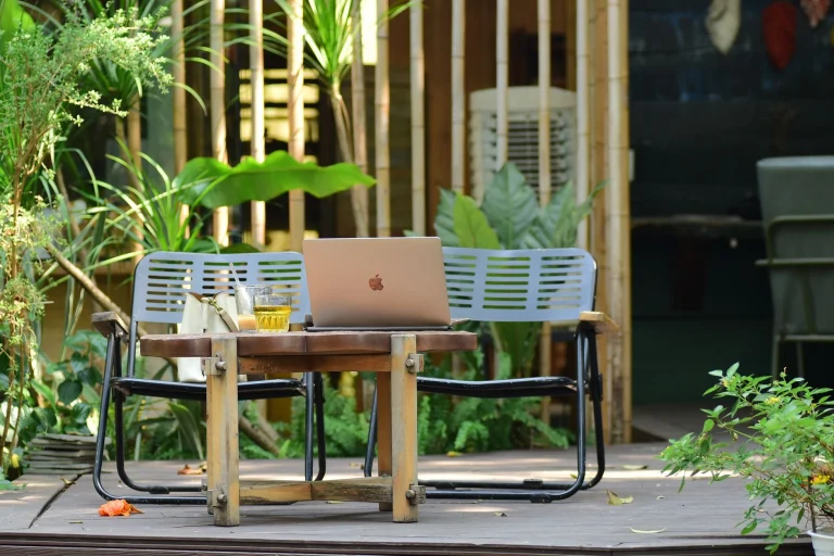 Gartenhaus als Arbeitsraum: Dezentral effizienter arbeiten