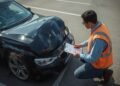 Unfall in Düsseldorf: Kfz-Gutachter bei Schadensregulierung